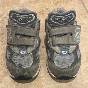 New Balance Gray Kids' 990 V6 Hook & Loop Sneaker Size 7.5